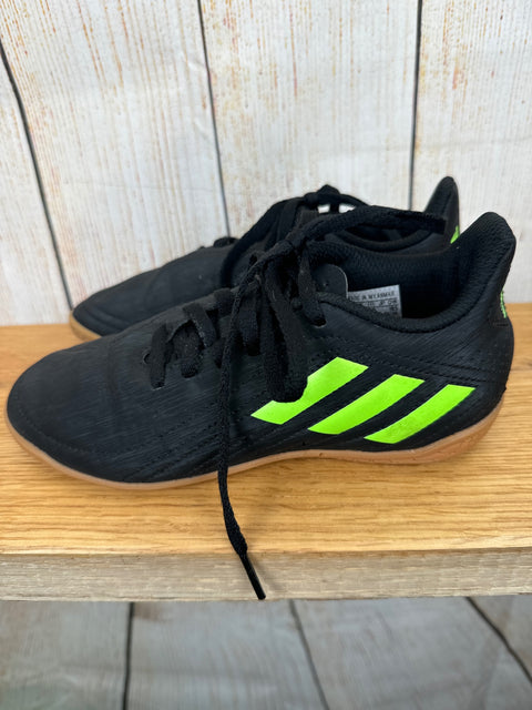 Adidas Hallen Fußballschuhe schwarz/ hellgrün Gr. 32